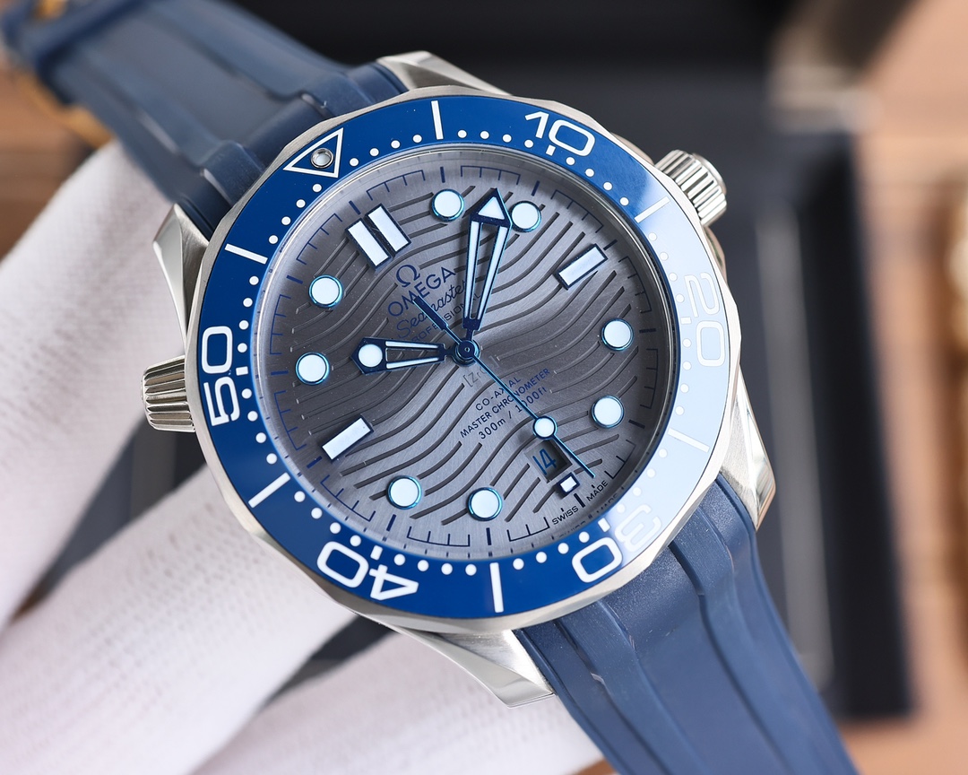 Taiwanese v10 masterpiece
OMEGA SEAMASTER 300m 300M Coaxial ?? Master Chronometer 42mm 42mm Diving watch, brushed stainless steel case partially polished bezel black ceramic with white enamel diving scale words ring scale not easy to wear and fade, dome m