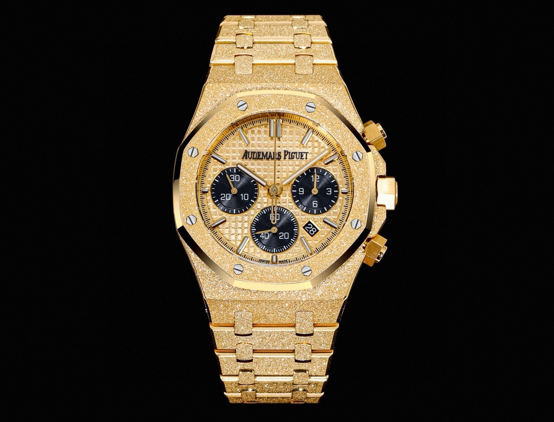 SJ has a white case 2350 and a gold case 2450
OMF has launched a new AP Royal Oak series ??AP2 new frost-gold craftsmanship 26240 chronograph, in the same style as the original (6-position small seconds integrated movement The gear can be clearly seen thr