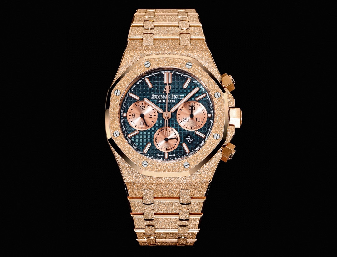 SJ white case 2350 Gold case 2450
OMF has launched a new AP Royal Oak series ??AP2 new frost-gold craftsmanship 26240 chronograph, in the same style as the original (6-position small seconds integrated movement The gear can be clearly seen through the bac