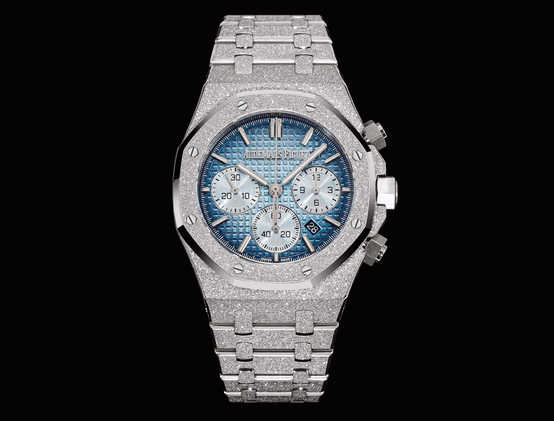 SJ white case 2350 Gold case 2450
OMF has launched a new AP Royal Oak series ??AP2 new frost-gold craftsmanship 26240 chronograph, in the same style as the original (6-position small seconds integrated movement The gear can be clearly seen through the bac