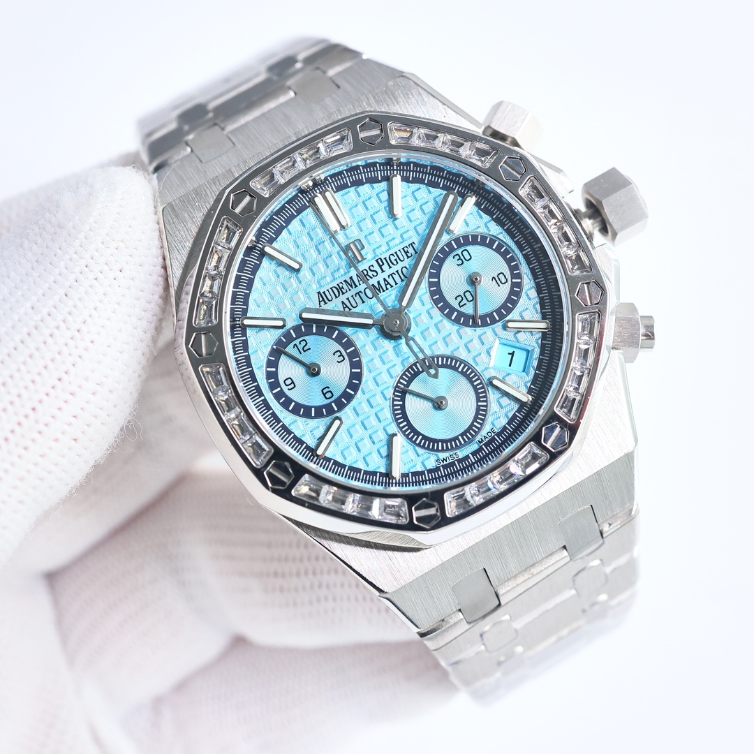 By TW white case 1800 Gold case 1850
AP Audemars piguet ???GV1 Royal Oak Series 26715 BC.zz.1356BC.01. 38mm size 1:1
Current TOP mechanical movement version ?? GENUINE IS mechanical! Mechanical! Don't waste money on a quartz!
AP Royal Oak Chronograph watc