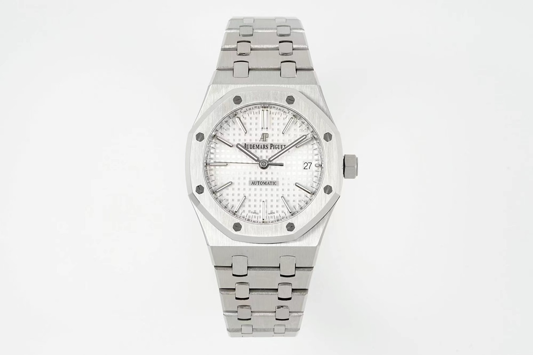 IPF one-piece true movement - Audemars Piguet Royal Oak Series 15450ST, 37mm sweet or salt, 9.8mm flawless one-piece movement to keep you from showing off
1: It adopts the same three-piece set structure as the original. All structures and assembly methods