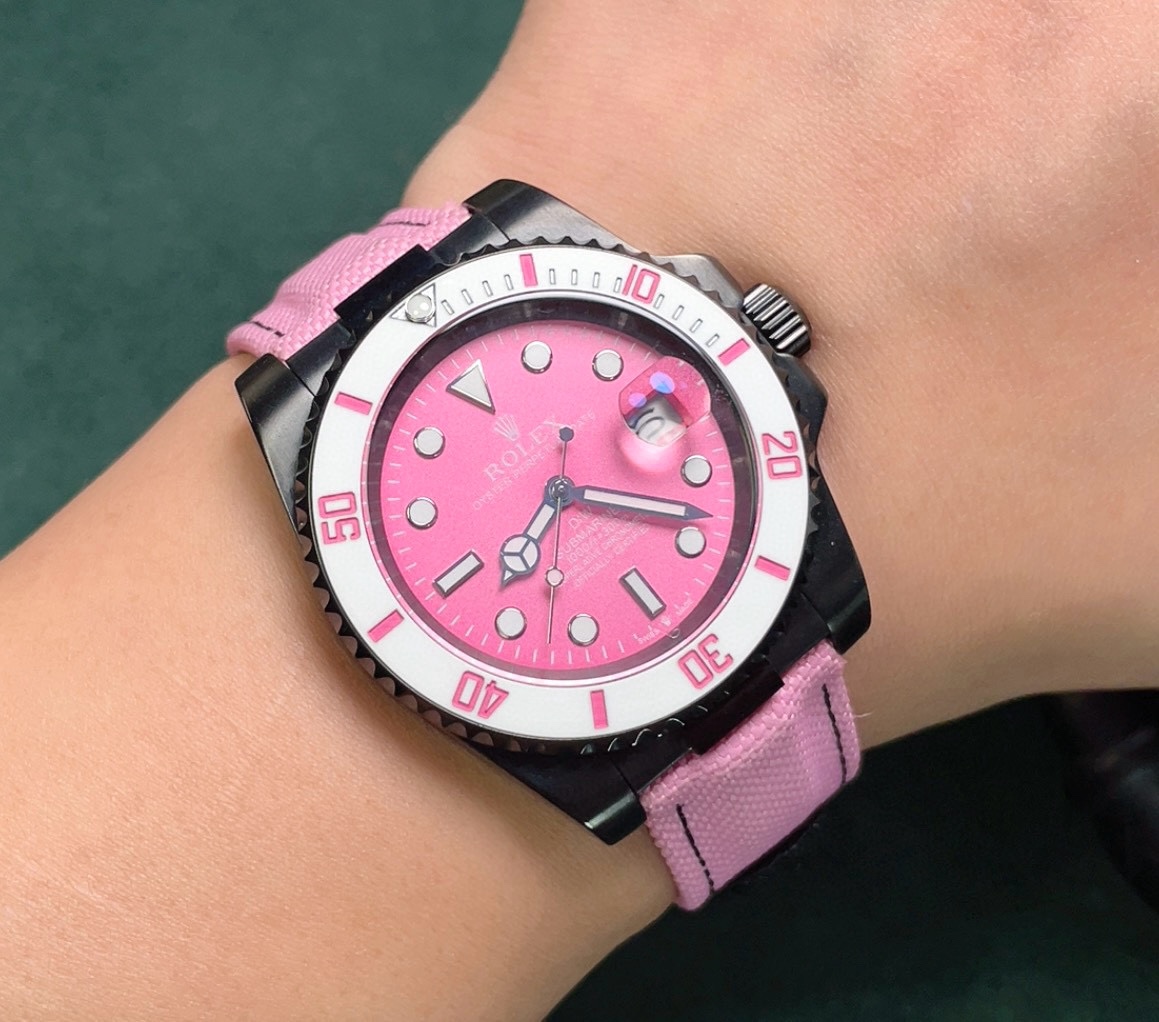 ??BOBO New release ?? ROLEX Rolex
DIW Submariner PARAKEET
New custom Submariner, perfectly presented!
1: With a specially customized carbon fiber bezel and gradient green dial, DIW gives the Submariner a different style, presenting a new visual and tactil