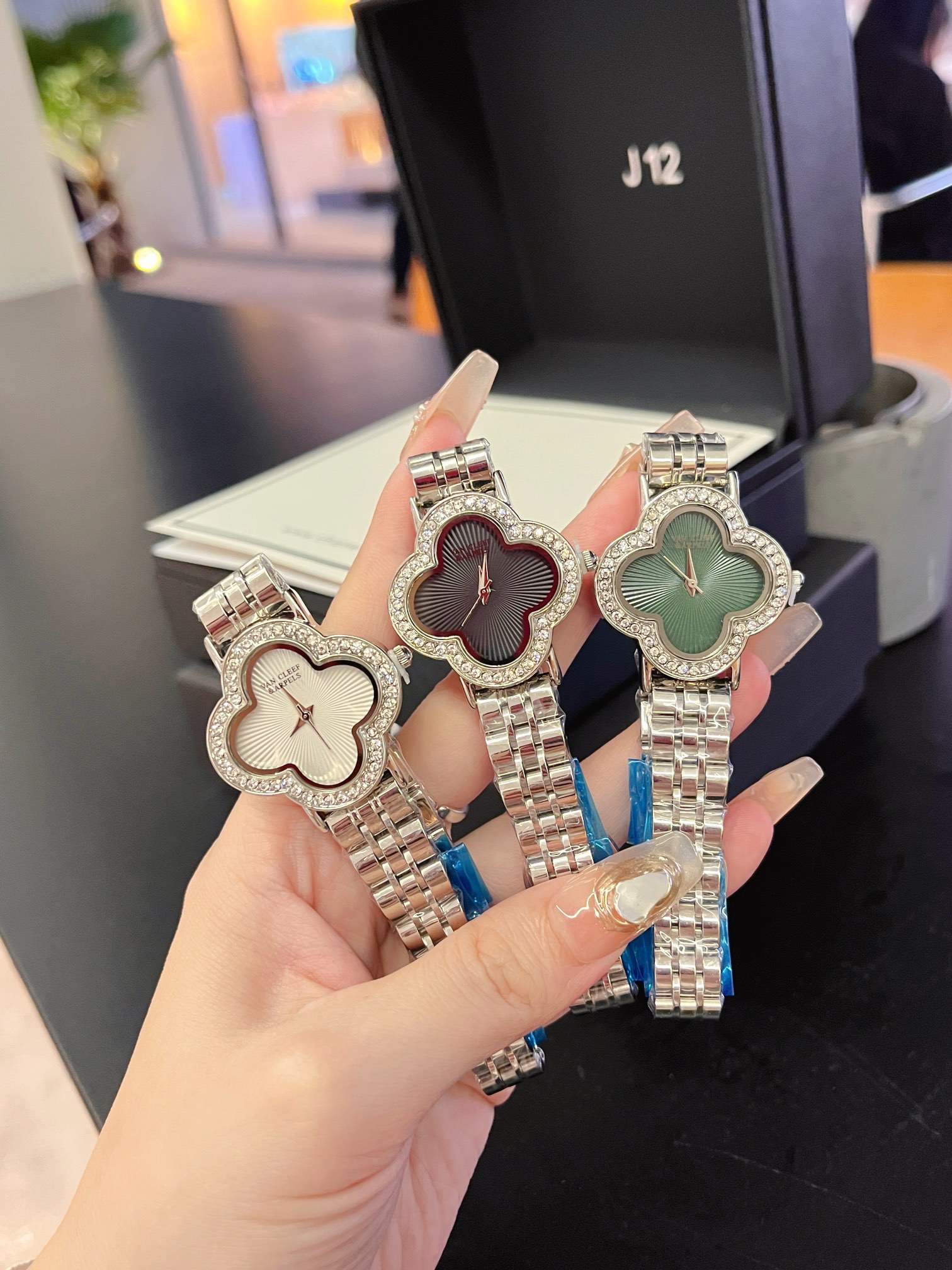 ?? 75
Van Cleef & Arpels Clover, whose flower language is happiness. The first leaf represents hope; The second leaf represents faith; The third leaf represents love; The fourth leaf represents luck. The four-leaf clover has always been a favorite of fash