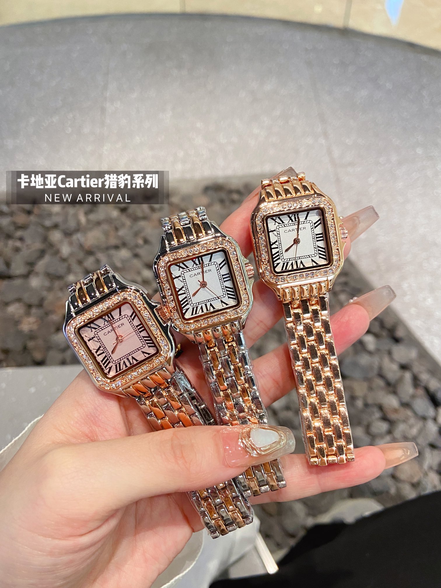 ??75 Cartier
?? The Panthere de Cartier watch, the new no-scale dial is magnificent and unrestrained, the aesthetic style that Panthere de Cartier conveys. It is sleek and alluring, soft and fitting to the wrist as if dancing on the skin. The unique shape