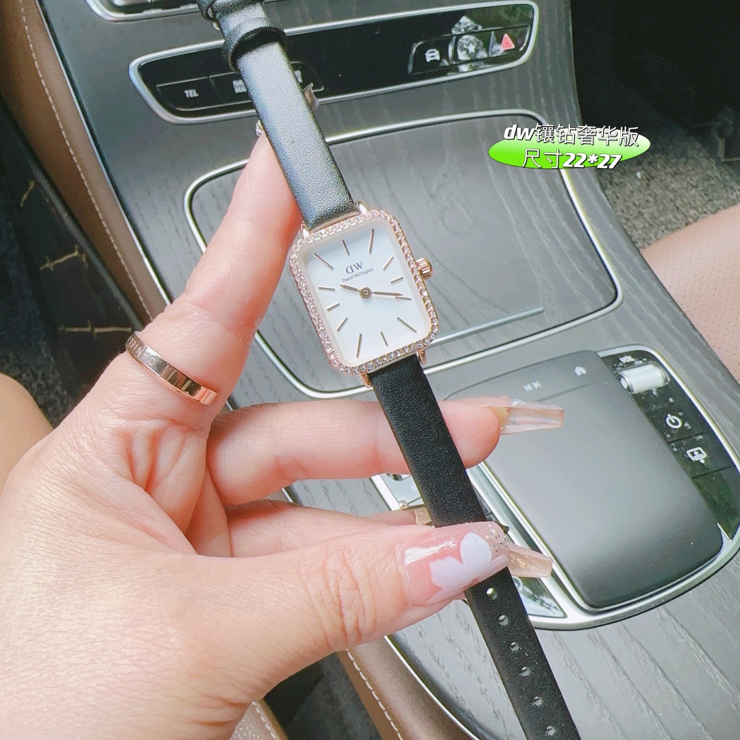 Omega ?? ladies' watch imported quartz movement 32mm thick.8mm This watch was loved by women and in different cases showed their unique personality and charm. 2 ??75 Leather strap
Summer 2024 Dw new low-key luxury vintage ladies watch, small square quartz