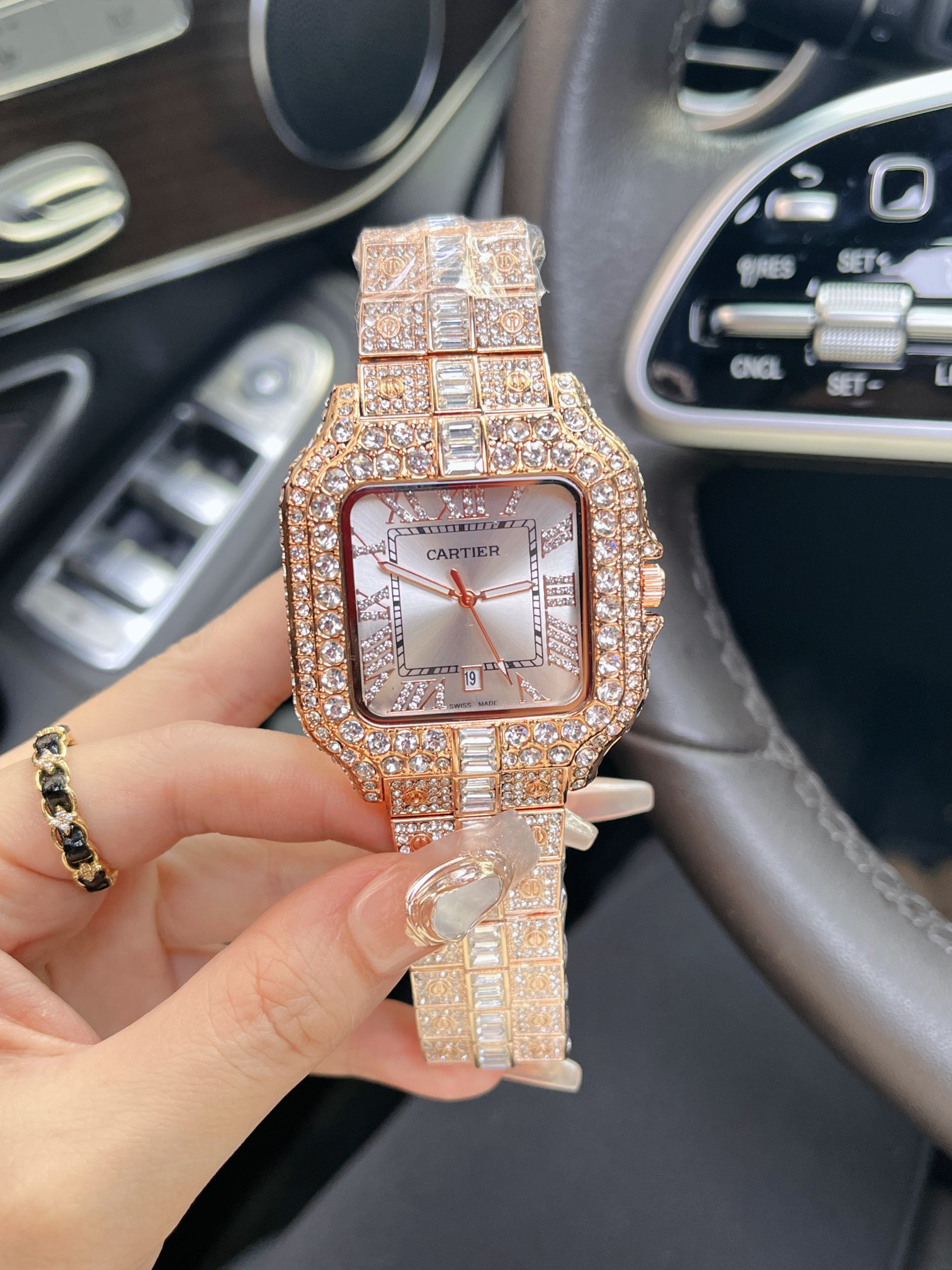 ?? 75
Brand: Cartier full diamond luxury, fine and elegant watch, classic Roman design dial, noble and elegant, fashion recommendation, bestseller throughout the city. Top-quality solid strap with double snap fasteners, mineral super mirror, size 40*12mm