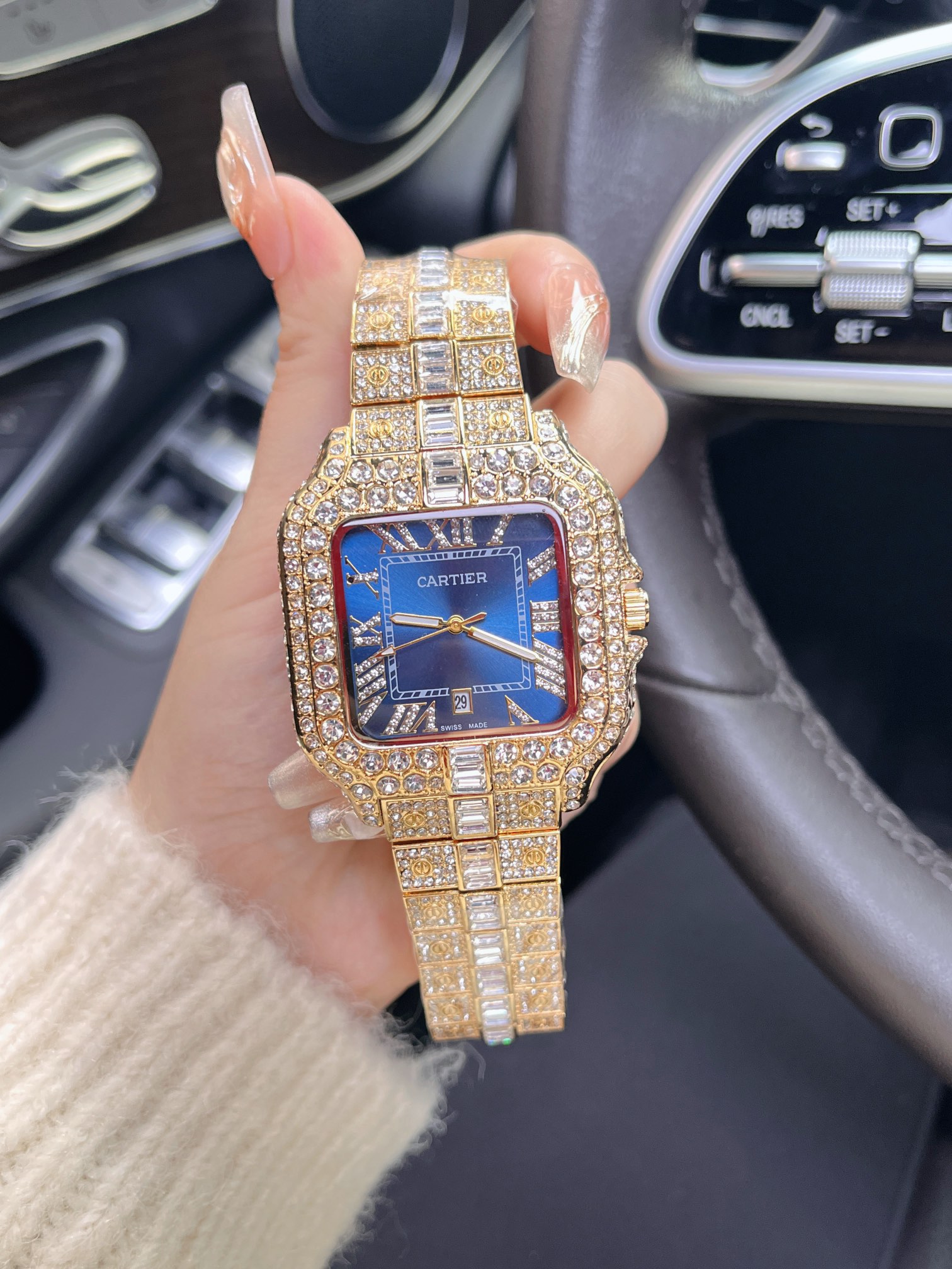 ?? 75
Brand: Cartier full diamond luxury, fine and elegant watch, classic Roman design dial, noble and elegant, fashion recommendation, bestseller throughout the city. Top-quality solid strap with double snap fasteners, mineral super mirror, size 40*12mm