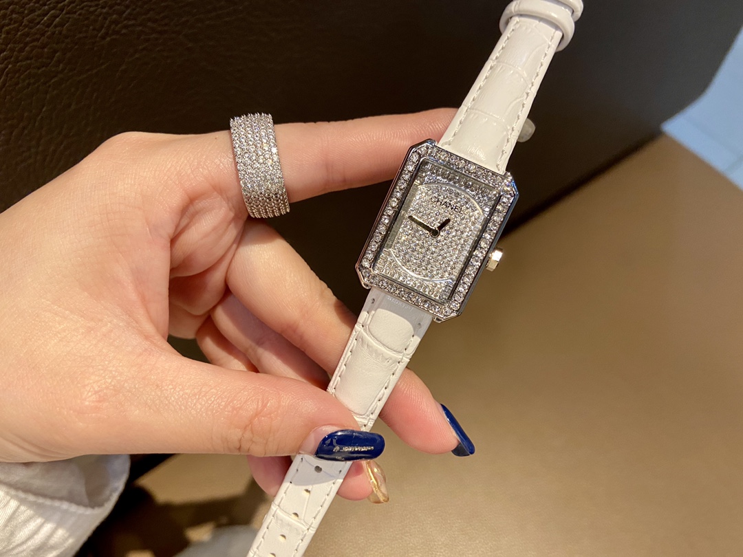 ?? 75
The CHANEL Boy.FRIEND collection is a fashion watch that every girl loves. It is stylish and simple with a full diamond square design and a genuine leather strap, measuring 38.5 wide. Length 37.8 and thickness 8.0