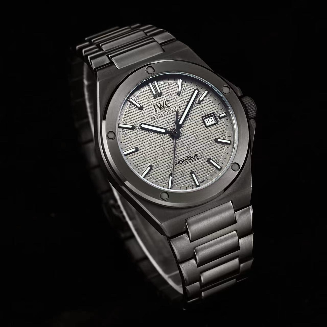 P: 1500. Kim ?50.
The new Engineer series automatic 40 from IWC reimagines the 1970s Jero, the masterpiece that took the factory half a year to produce in 2023. The Zunda style! The classic grid design of the dial and the polygonal screw case are particul