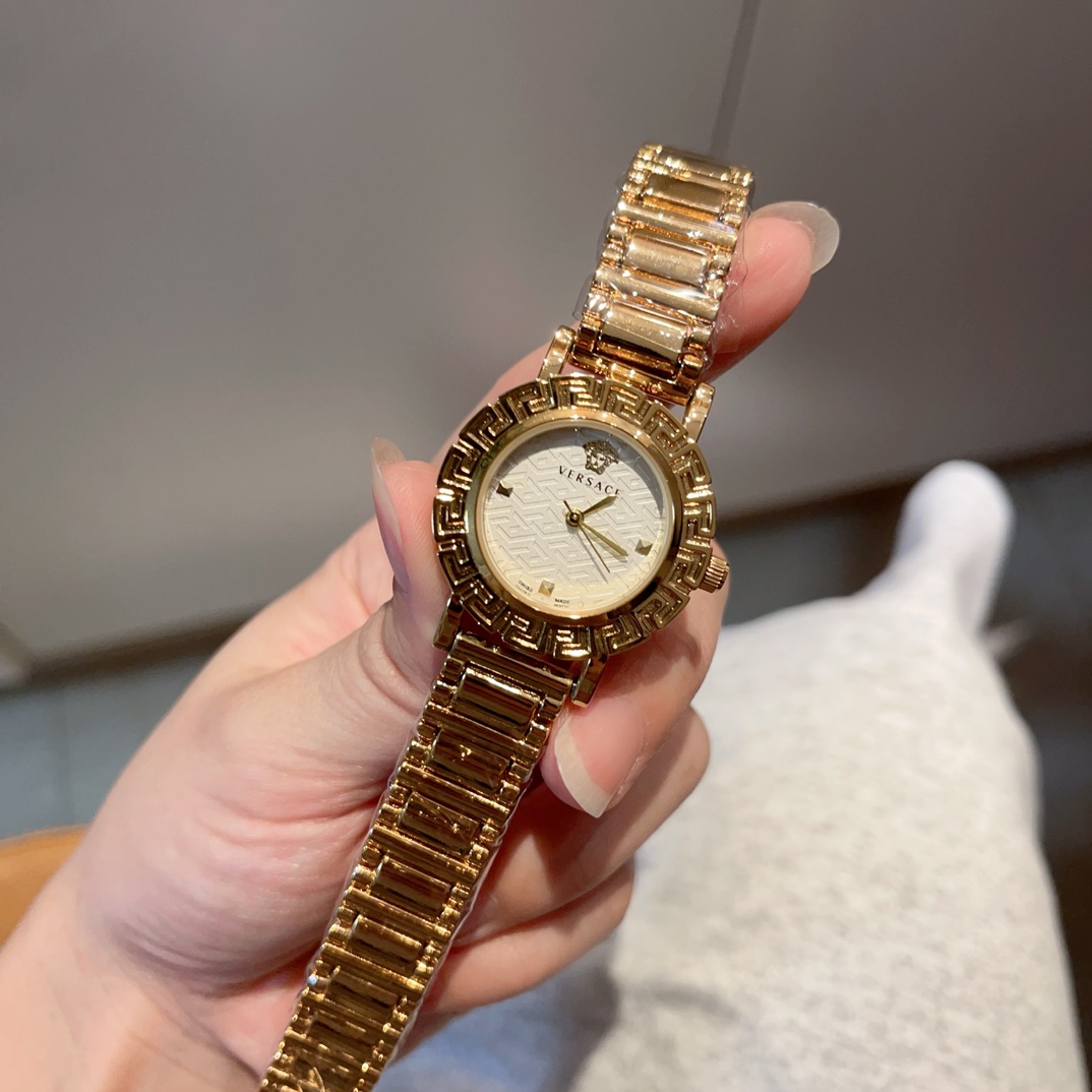 75 New ? VERSACE GRECA TWIST collection, 30mm in diameter, embossed art, layered space, Greek loop covering the top bezel and inner bezel, combines simple hour markers with innovative style design and eye-catching wristband, showcasing a combination of ur