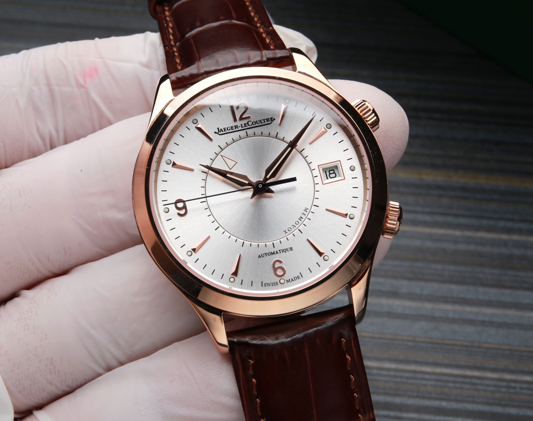 White 1200. Gold ?50.
TW Jaeger-lecoultre Master Q1418430 (the same as in the store), the silver sunray decorated disc in the center of the dial presents a wonderful light effect, the minute scale ring above adds elegance to the color combination, the han