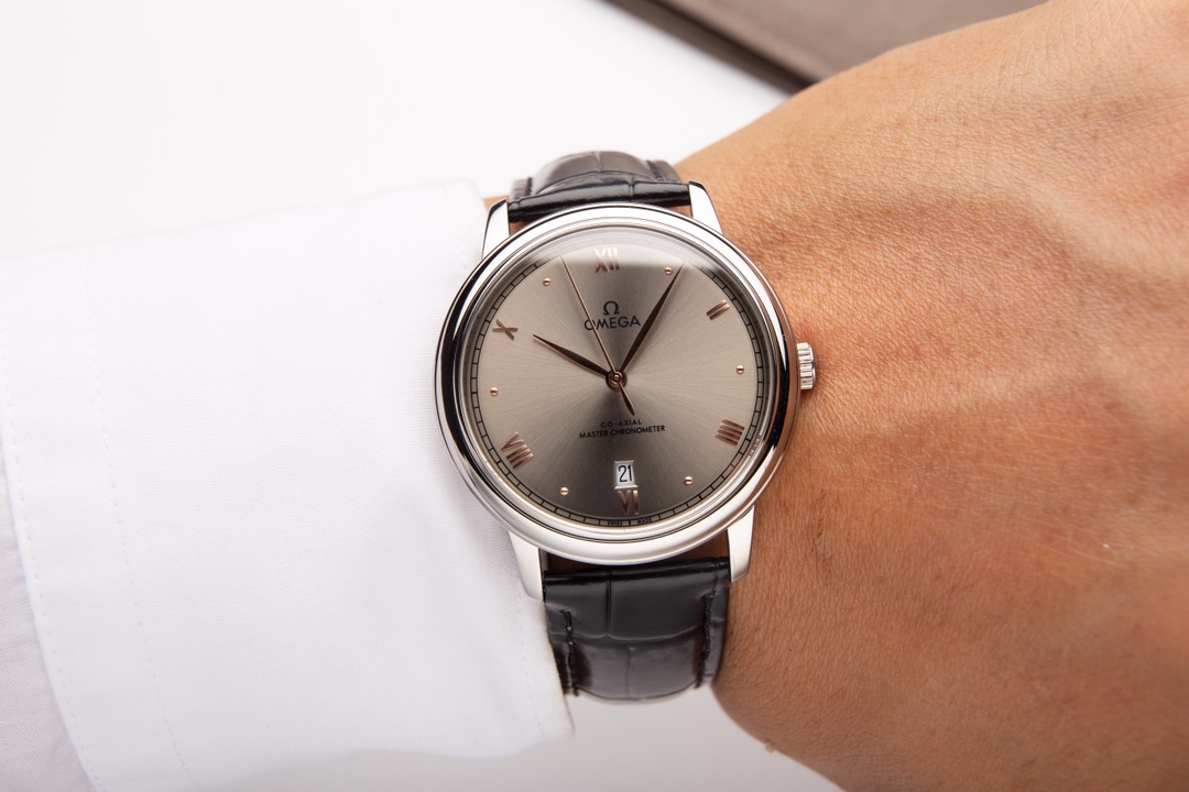 White leather: 530. Gold ?20. Steel belt ?30.
(Upgrade original lump), optional non-original lump ?30.
Omega - De Ville collection - Couple watches! Genuine mold, ?? The dial is in the same sunburst pattern as the genuine, curved hour ding ?? glass upgrad