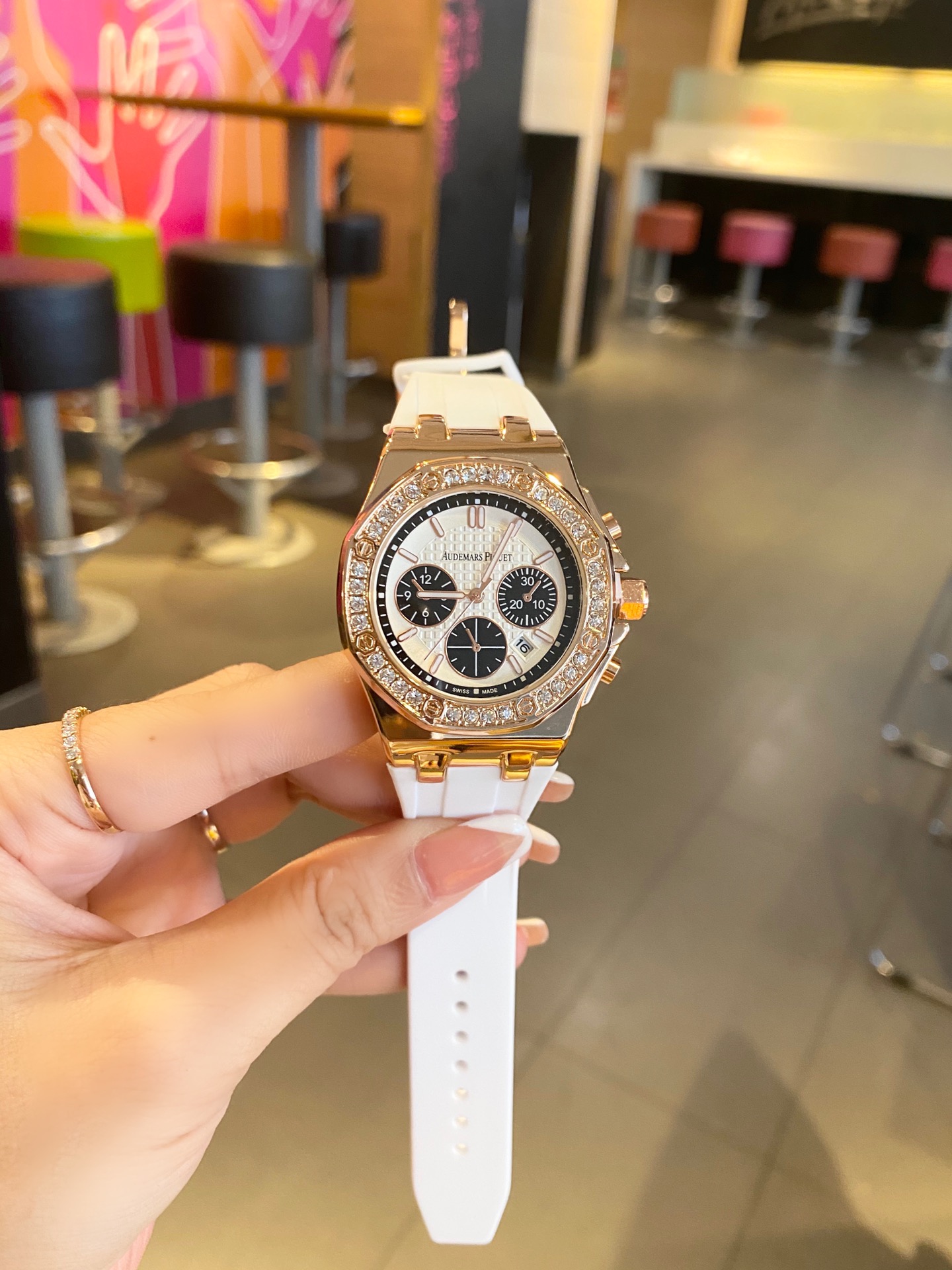 ?? 80
AP Audemars Piguet Royal Oak Limited Edition ??... A hit on Xiaohongshu that has been hyped up with an extraordinary and remarkable mineral glass dial of the same style as Prince Wen... Paired with a rubber strap... Exquisite and beautiful