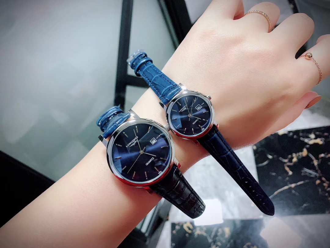 ??80 double-sided cowhide strap ? original buckle
Classic blue ???? Longines Classic Couple watch, arched blue crystal glass surface genuine leather strap, original butterfly clasp. Fitted with screw-in quartz movement, dimensions: 40mm for men 33mm for w