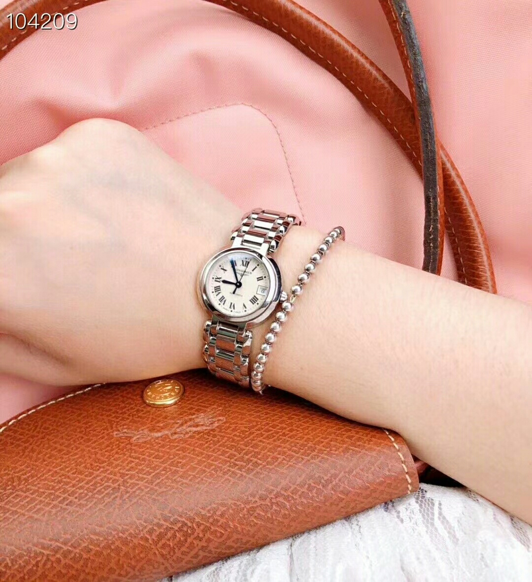 ??80 gold and white with ?? Roman dial simple and elegant

The Roman numerals are really classic. This is the Heart Moon series, with diamond-encrusted and Roman dials. The 28mm size is the most suitable for girls to wear. Very delicate and very nice