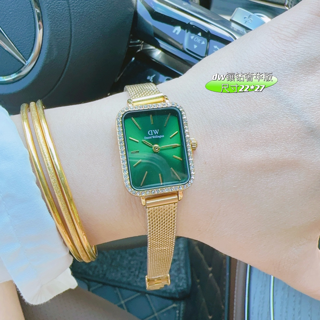 ??80 mesh strap
Summer 2024 Dw new understated luxury vintage women 's watch, small square quartz movement, alloy material and white gold plating, overall texture and temperament changed, refinement up! Paired with a small case shape, it looks perfect on 