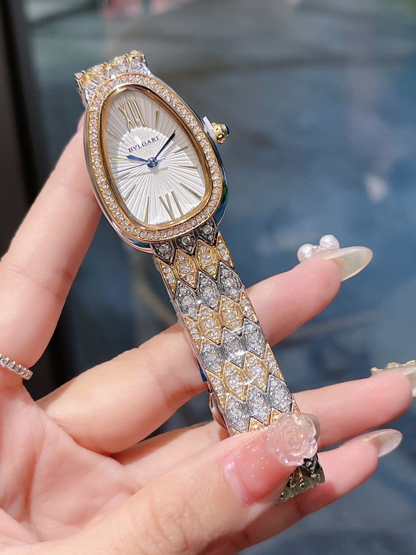 ?? 85
???? Bulgari watches play with the ever-changing time with ingenious creativity, ???? interprets extraordinary fashion charm with various dials. It can be worn as an accessory, and the watch is like a snake with ever-changing colors. This avant-gard