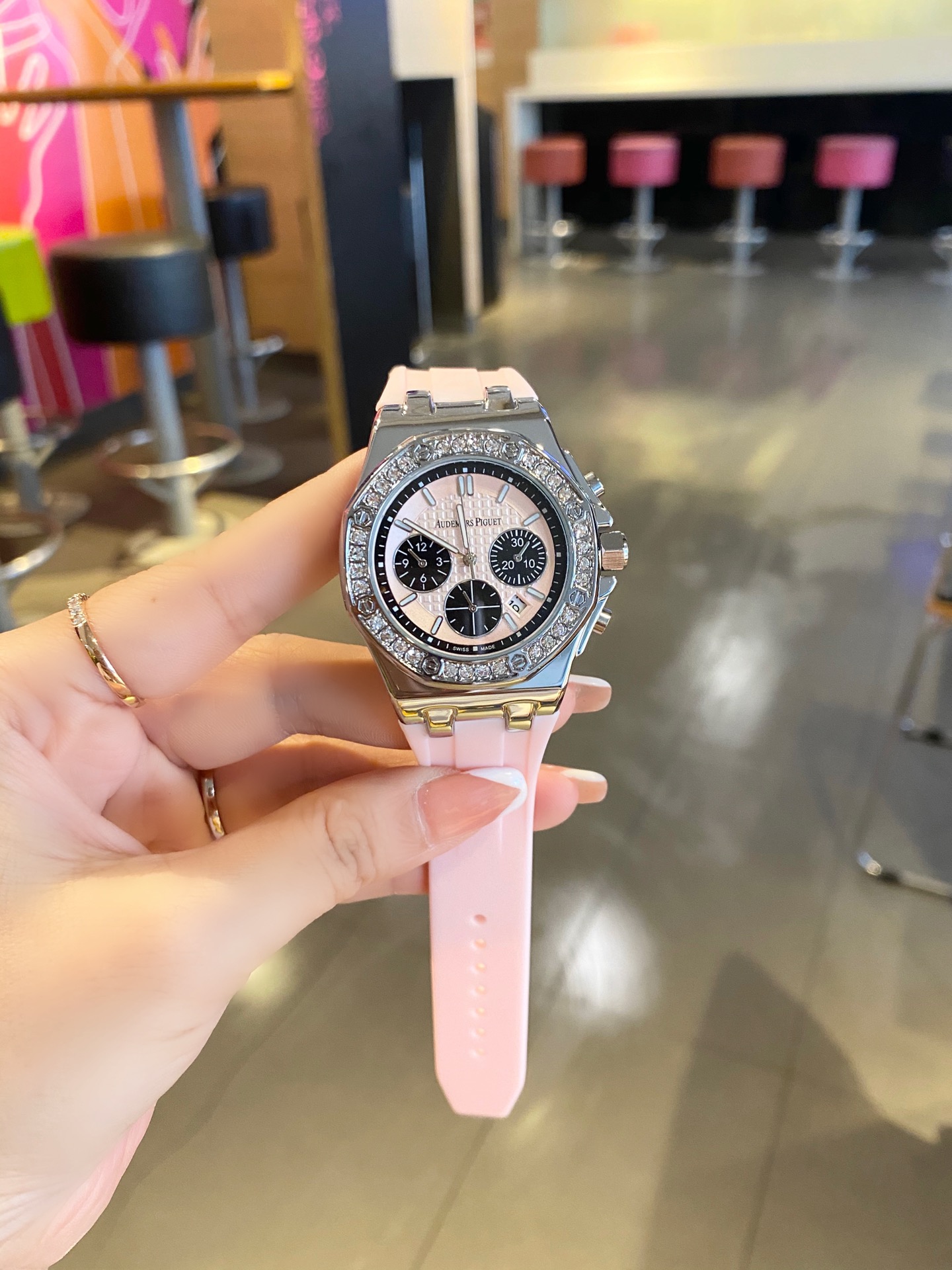 ?? 85
AP Audemars Piguet Royal Oak Limited Edition ??... A hit on Xiaohongshu that has been hyped up with an extraordinary and remarkable mineral glass dial of the same style as Prince Wen... Paired with a rubber strap... Exquisite and beautiful