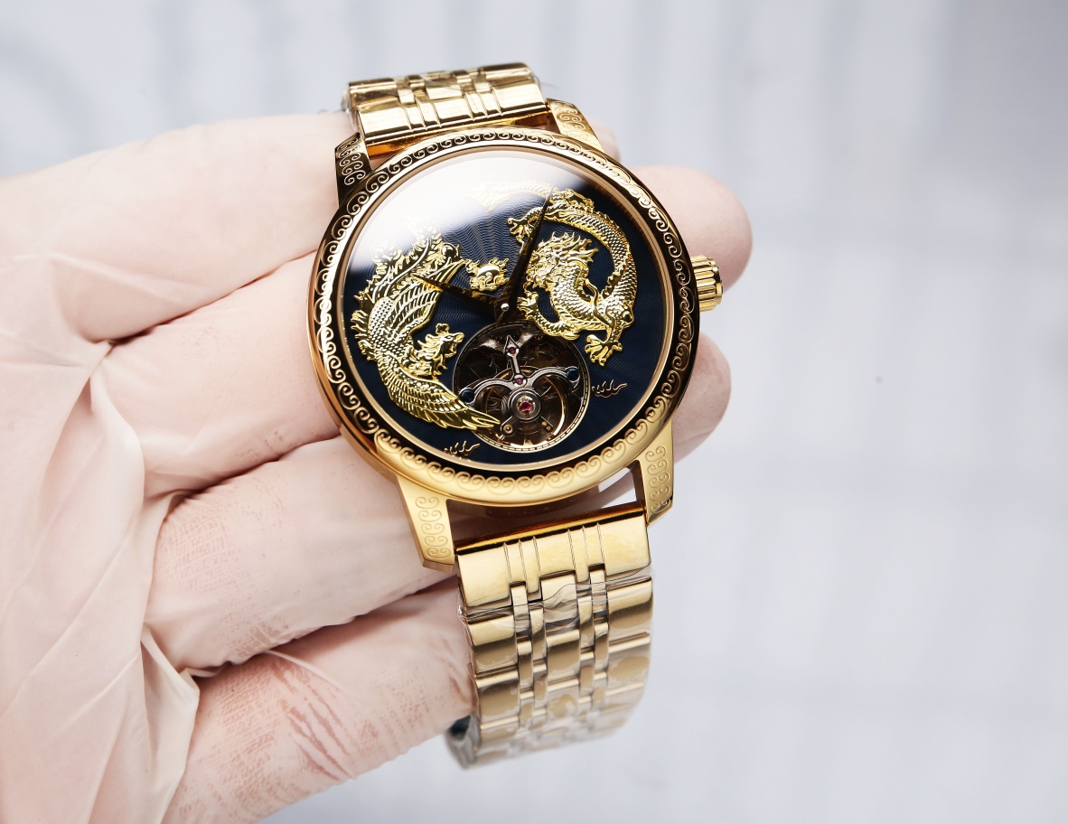 White steel: 650. Gold ?20.
The VACHERON CONSTANTIN TRADITIONNELLE limited edition tourbillon 6040T/000R is presented in the image of the dragon and phoenix, embodying the understanding of the traditional craftsmanship of the Vacheron Constantin artisans.