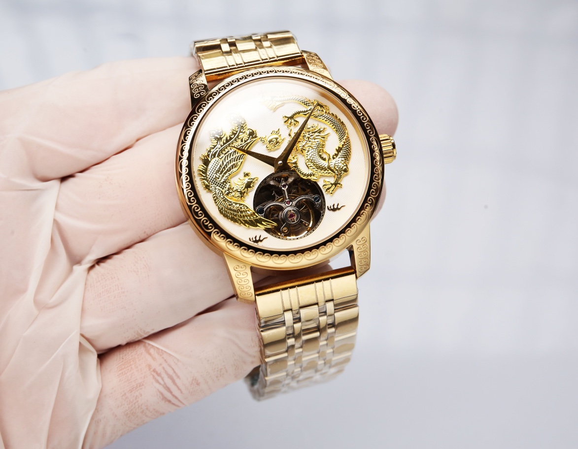 White steel: 650. Gold ?20.
The VACHERON CONSTANTIN TRADITIONNELLE limited edition tourbillon 6040T/000R is presented in the image of the dragon and phoenix, embodying the understanding of the traditional craftsmanship of the Vacheron Constantin artisans.