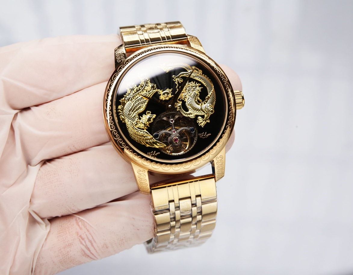 White steel: 650. Gold ?20.
The VACHERON CONSTANTIN TRADITIONNELLE limited edition tourbillon 6040T/000R is presented in the image of the dragon and phoenix, embodying the understanding of the traditional craftsmanship of the Vacheron Constantin artisans.