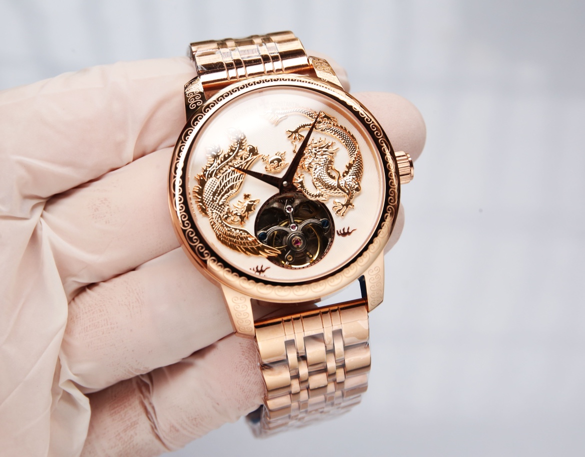 White steel: 650. Gold ?20.
The VACHERON CONSTANTIN TRADITIONNELLE limited edition tourbillon 6040T/000R is presented in the image of the dragon and phoenix, embodying the understanding of the traditional craftsmanship of the Vacheron Constantin artisans.