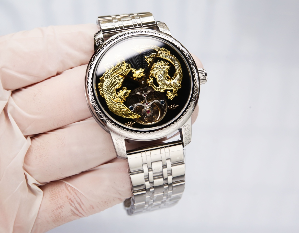 White steel: 650. Gold ?20.
The VACHERON CONSTANTIN TRADITIONNELLE limited edition tourbillon 6040T/000R is presented in the image of the dragon and phoenix, embodying the understanding of the traditional craftsmanship of the Vacheron Constantin artisans.