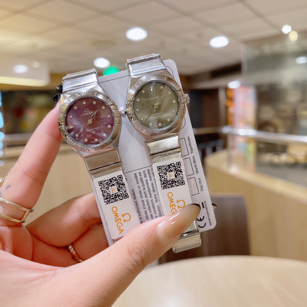 ??85.
New Omega Constellation collection with a new color dial, infusing fashion with fresh hues! The dial is bright and soft, and the Roman numeral hour markers on the bezel are in the same tone as the dial, adding a touch of dynamic color to the wrist a