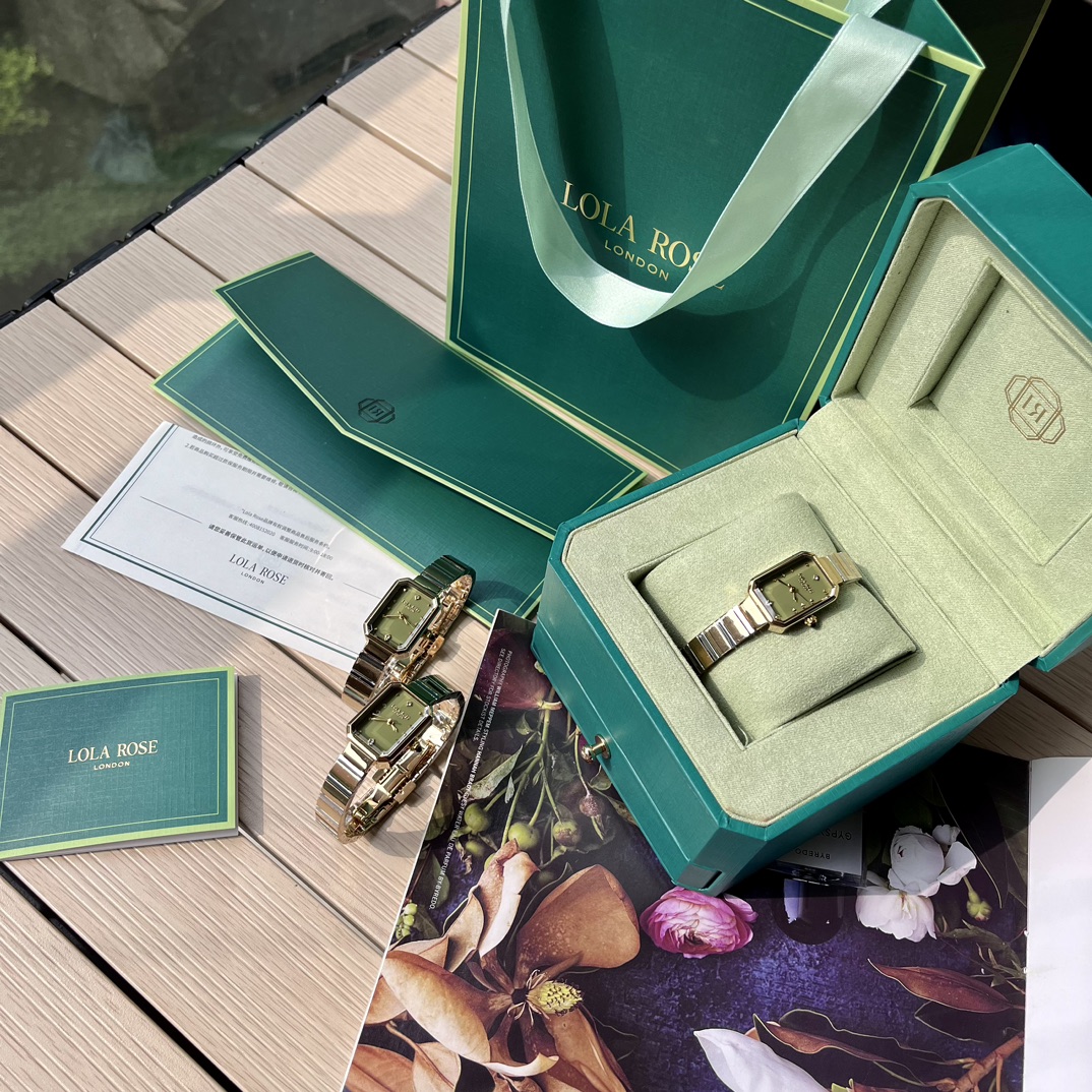 Batch ??400. Lola Rose Lola Rose ?? Cube sugar Little green Watch, new luxury niche high-end style!

Lola Rose reinterprets the brand 's classic with a fresh look. The designer captures a touch of fresh green at the beginning of spring, infusing the fresh