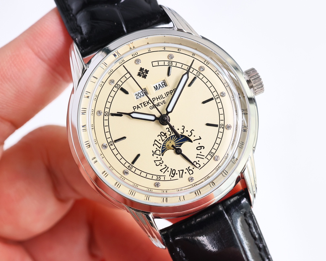 Uniform: 1550
Patek Philippe Super Complication timepiece, perpetual calendar watch, 40mm in diameter, one-piece stamped double-layer stainless steel case, pot lid glass for a more three-dimensional effect. The hour and minute hands are based on a Batten 