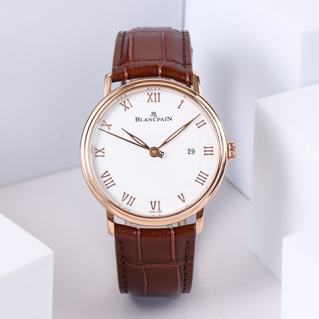White shell 1200 Gold shell 1250
Blancpain JB Classic series ??OT2
Enamel dial, willow-leaf hands, Roman hour markers, simple and bright! Like a gentleman on the wrist, classic and extraordinary! Details are as follows:
1 ? [Case] 40MM in diameter, 9.5MM 