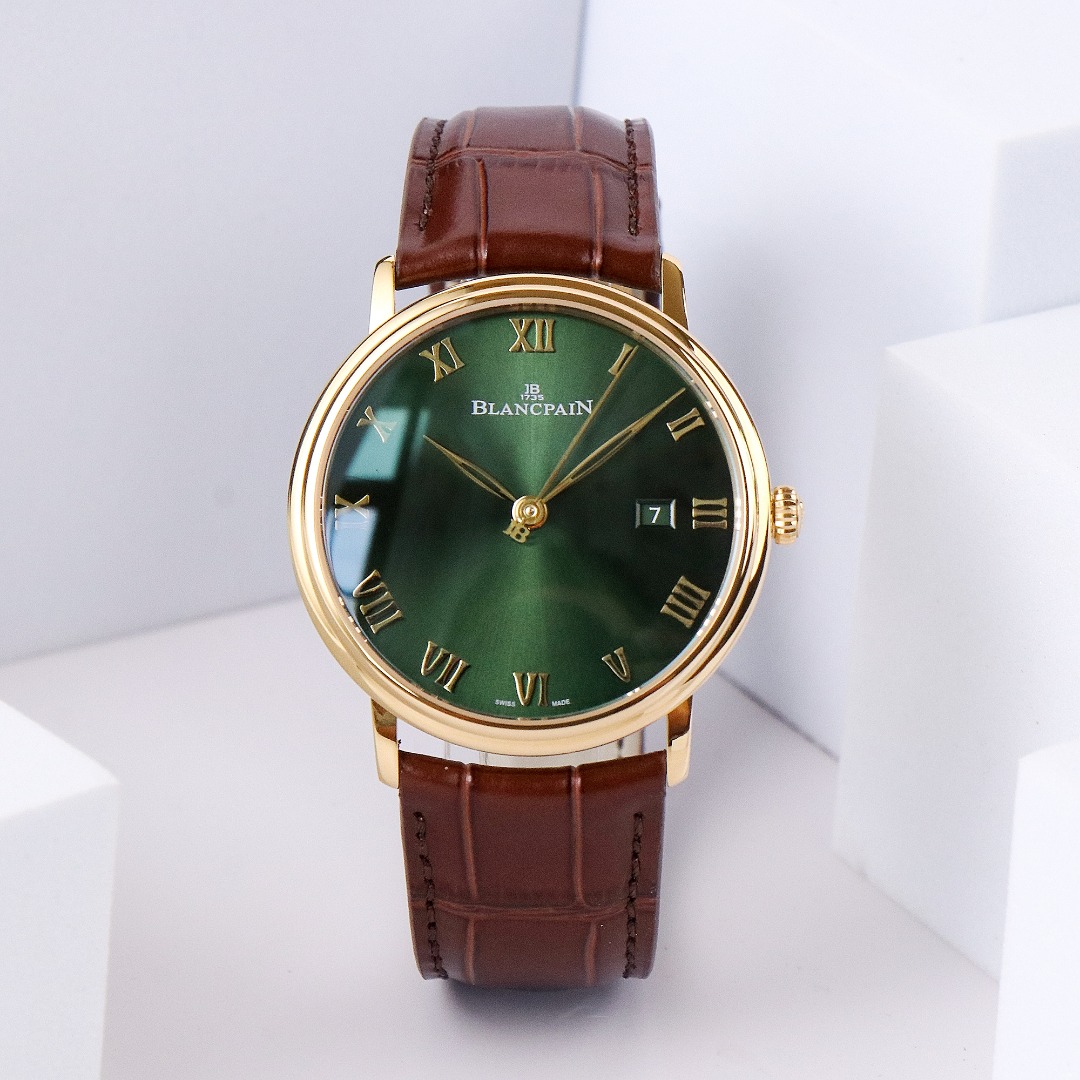 White shell 1200 Gold shell 1250
Blancpain JB Classic series ??OT2
Enamel dial, willow-leaf hands, Roman hour markers, simple and bright! Like a gentleman on the wrist, classic and extraordinary! Details are as follows:
1 ? [Case] 40MM in diameter, 9.5MM 