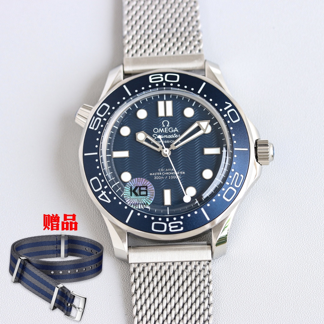 The 1550 comes with a nylon strap
The latest Bonde 60th Anniversary Edition! The bezel is the same as the original, with a two-tone luminous ring and dial! The "Seamaster Diver 300M 007 Edition", designed by OMEGA in collaboration with Bond actor Daniel G