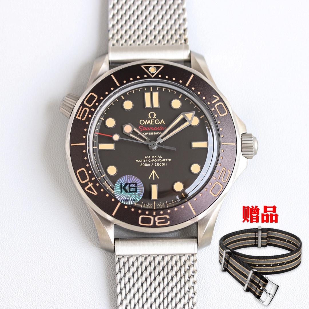 Steel shell 1250 Titanium shell 1550 (with nylon strap)
V2 upgraded rim coffee-colored! ?? The only anodized aluminum metal bezel and dial on the market! The Seamaster Diver 300M 007 Edition, designed by OMEGA in collaboration with Bond actor Daniel Graig