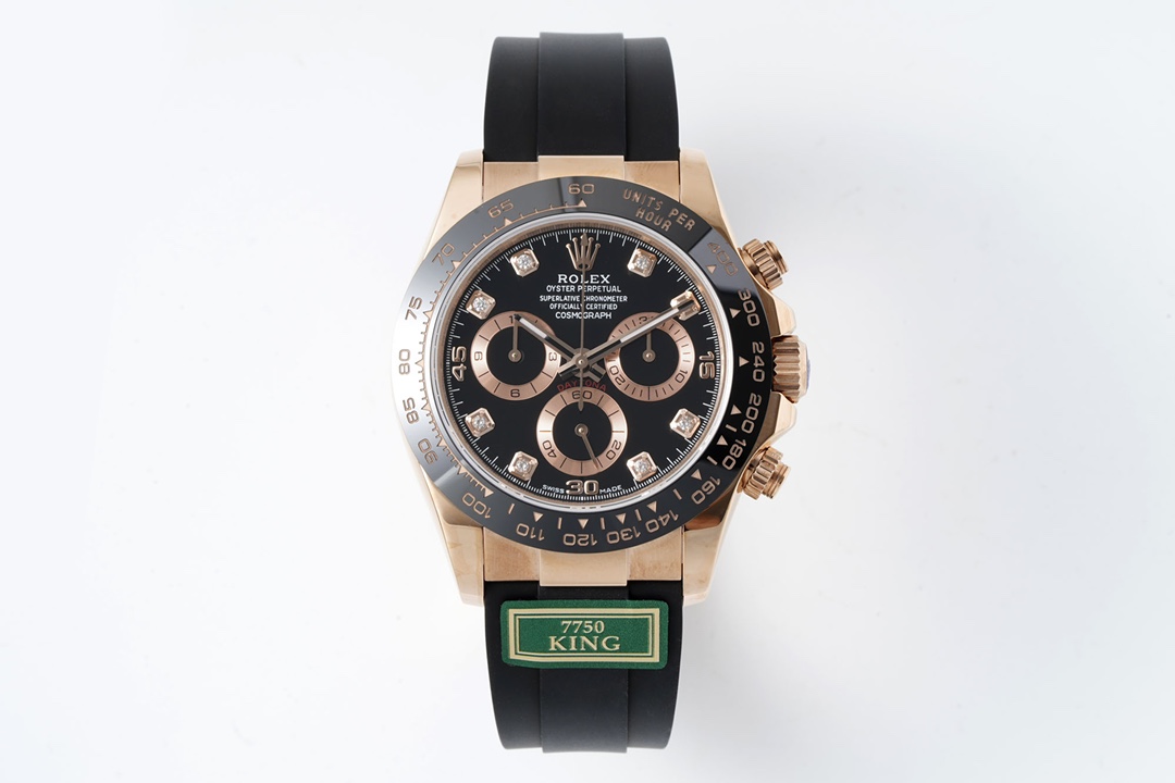 King factory Rolex Daytona
Original mold replication, ultimate thickness 12.4mm, Dandong 7750 movement, stable performance, no functional cuts.
The highlights are as follows:
1. The dial is developed with reference to the original. The edges of the hour m