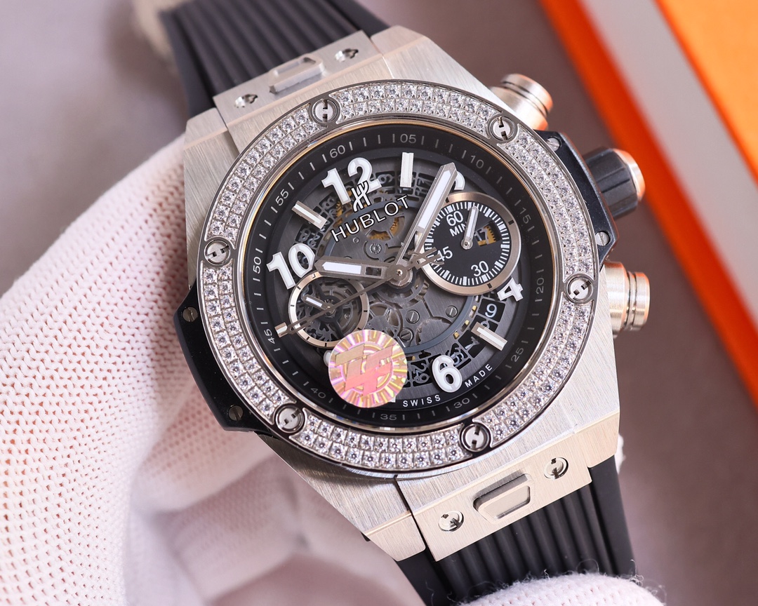 White case 1600 Gold case 1650 circle diamond 1700 Full diamond 1800
ZF's latest new face shipment HUBLOT - fearless and aggressive, abbreviated as "HUB" or "Hublot", BigBang Element Material Chronograph v2 version ? The case is made of imported 316 stain