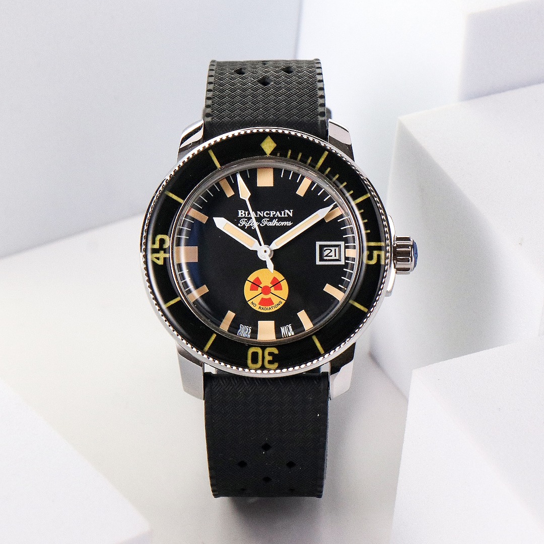 Blancpain 50 ? [Barracudine] watch
1 ? is hailed by watch enthusiasts as the pinnacle of appearance among Blancpain! The dial has a black base, with the hour markers formed by the superimposition of aged red and beige, and the bubble-shaped sapphire cryst