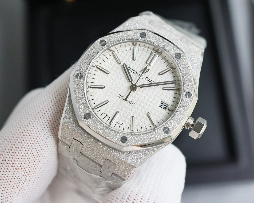 White 1700- Gold 1750. A new interpretation by TW
AP Royal Oak Frost-Gold version Women 37 size 15454 Series 3120(frost-gold custom version) Limited quantity, the most important steel strap strap is made with original strap mold, the strap has a fine brus
