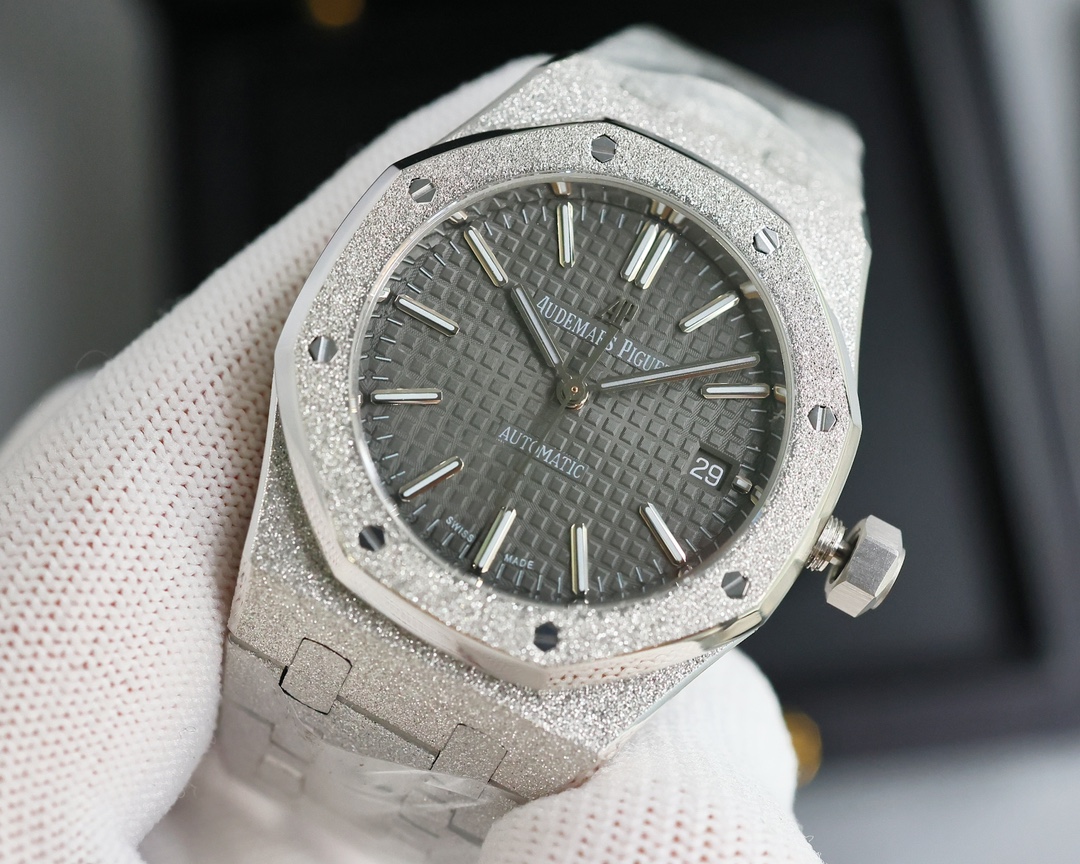 White 1700- Gold 1750. A new interpretation by TW
AP Royal Oak Frost-Gold version Women 37 size 15454 Series 3120(frost-gold custom version) Limited quantity, the most important steel strap strap is made with original strap mold, the strap has a fine brus