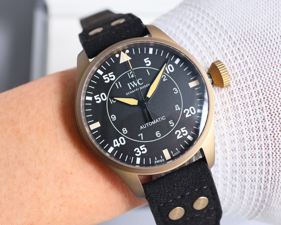 White 1300- Gold 1400. IWC Air Overlord Grand Pilot collection. The 43mm wild and masculine design exudes an air of dominance. Delicate and gentle craftsmanship, perfect. The two complement each other -- the combination of strength and softness, the roar 
