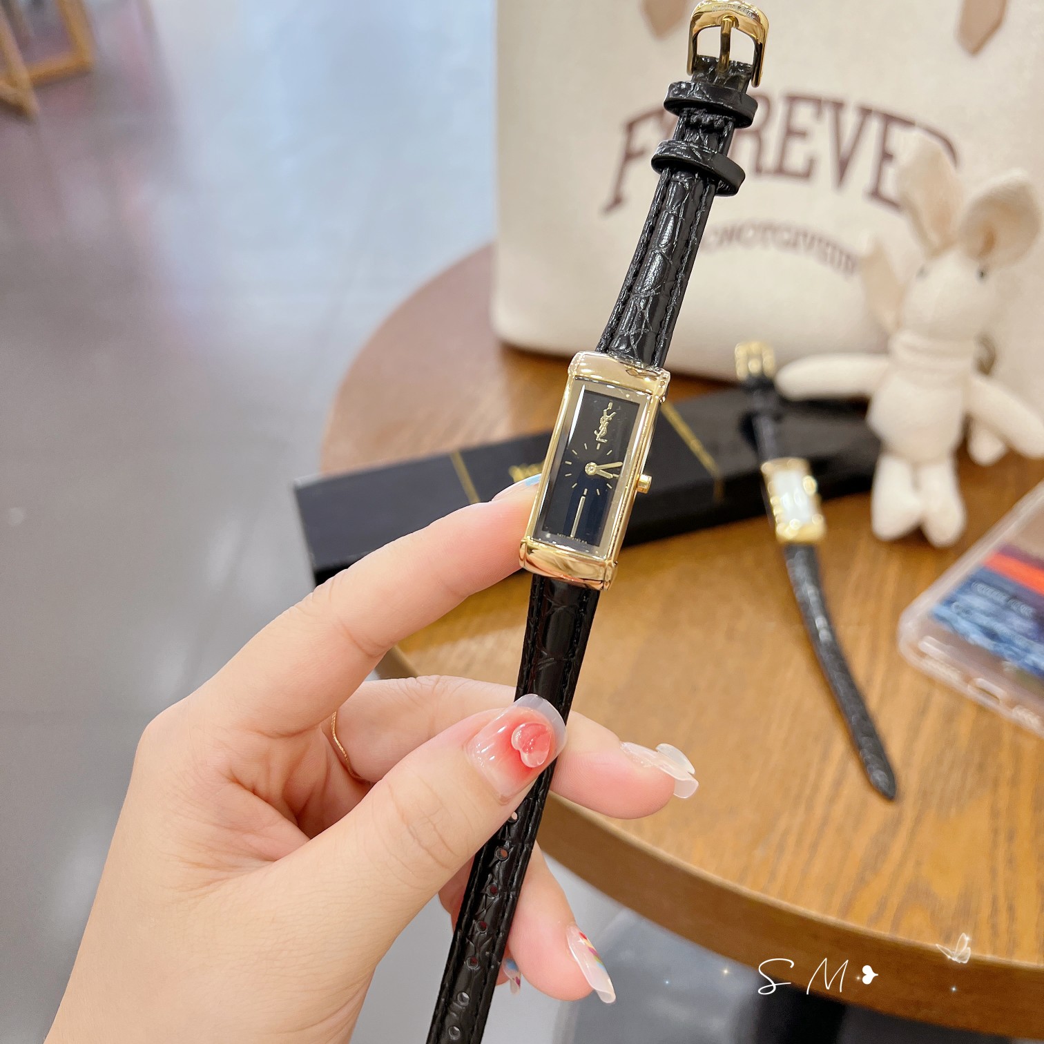 ??85 boxes +10. Little Red Book hit YSL Saint Laurent ???? Commuting versatile vintage series, small square watch style, simple and elegant ???? Convex mirror design exuding fashion ???? Genuine alligator leather strap ???? Japanese original movement very