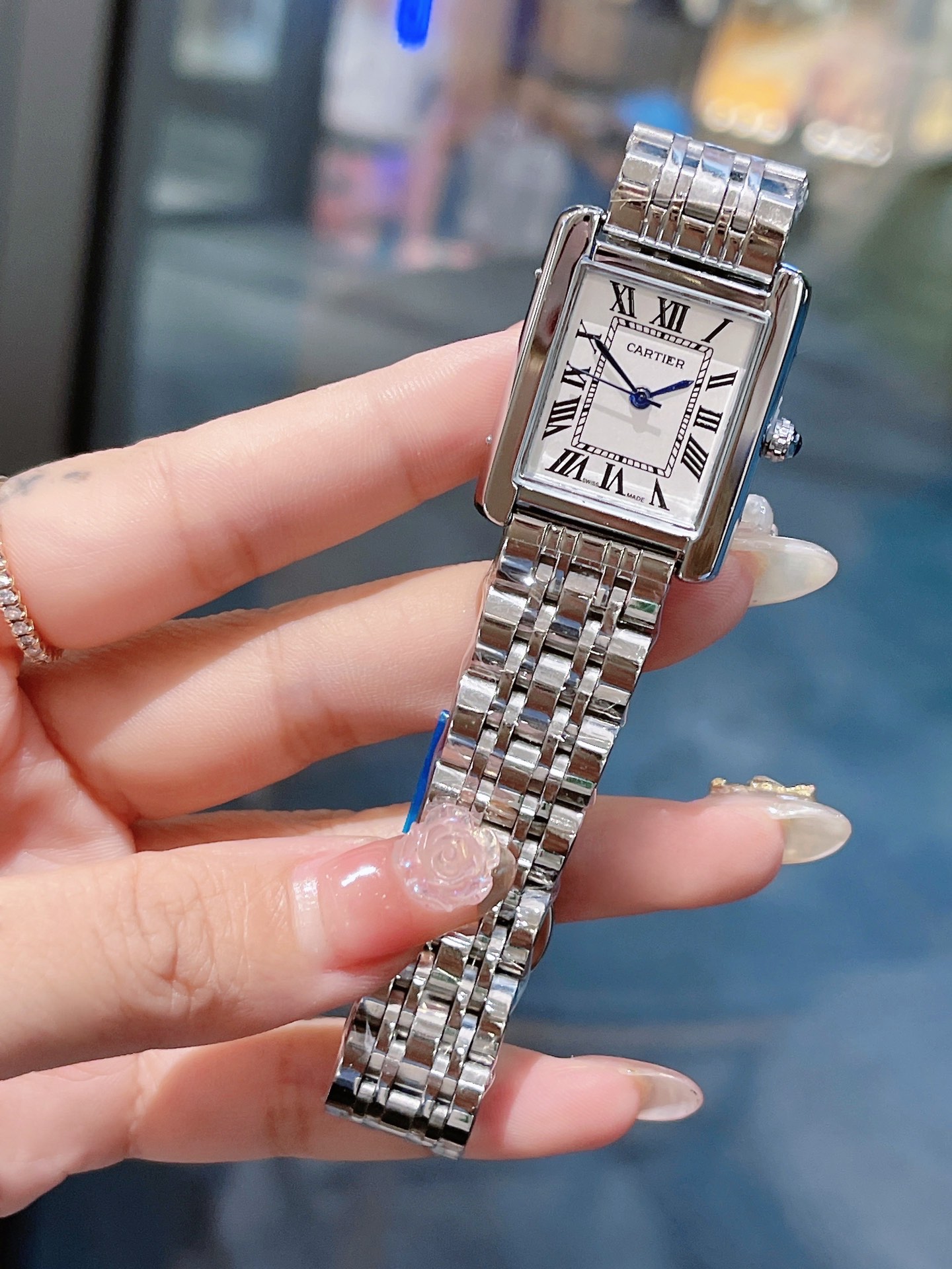 ?? 85
Cartier TANK collection vintage watch Tank collection! The dial features a three-dimensional protrusion, quartz movement, detailed polishing, hand color, crown curvature, color distribution: white case, gold case, rose gold case, and a full range of