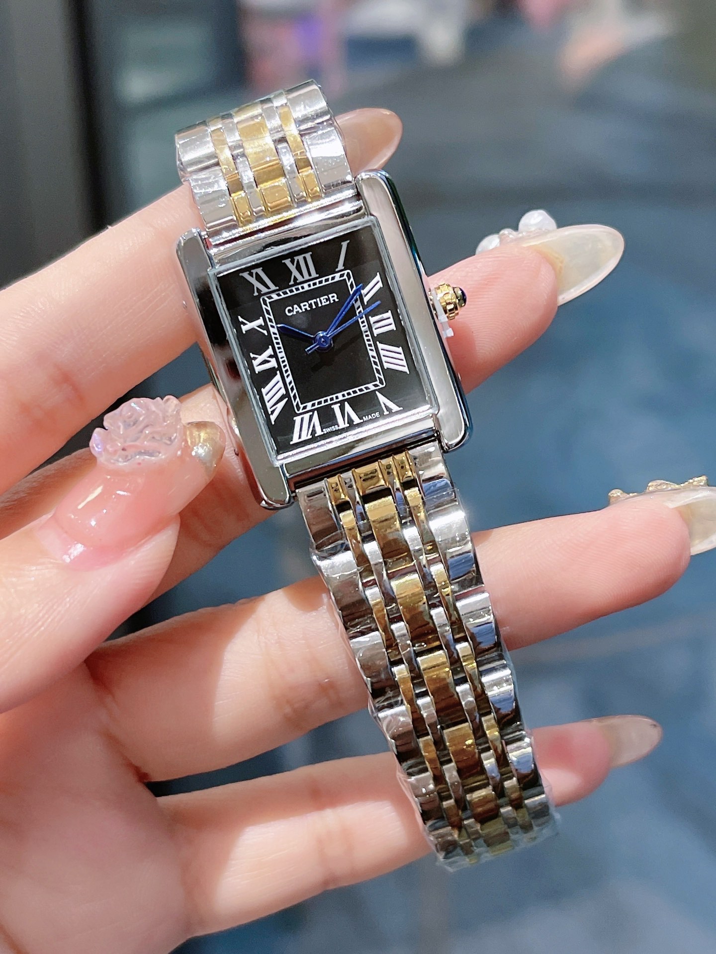 ?? 85
Cartier TANK collection vintage watch Tank collection! The dial features a three-dimensional protrusion, quartz movement, detailed polishing, hand color, crown curvature, color distribution: white case, gold case, rose gold case, and a full range of