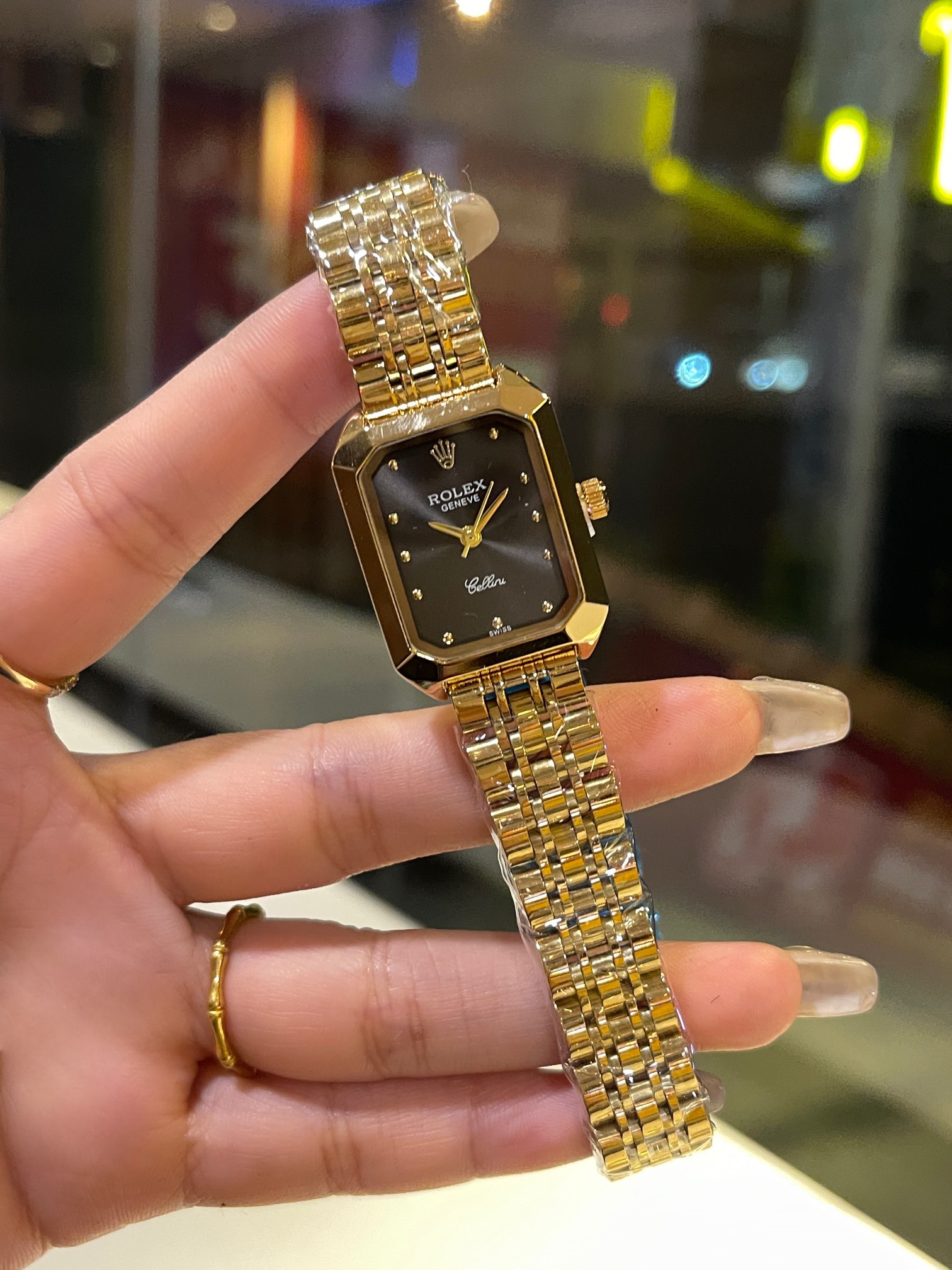 ?? 85
ROLEX diamond antique watch, Rolex small square quartz movement, overall texture and temperament changed, refinement upup! The original buckle strap, paired with the small case shape, is perfect for wearing! 24mm in size
