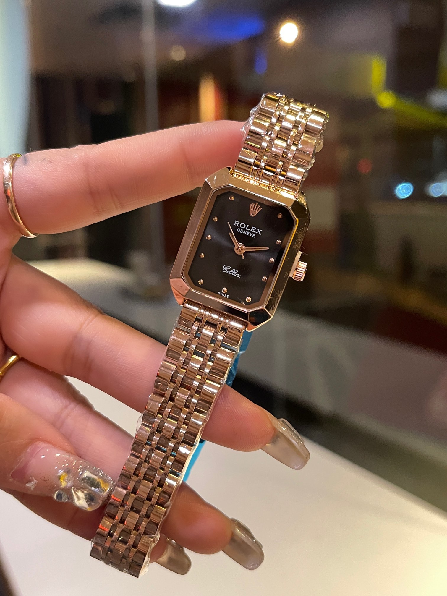 ?? 85
ROLEX diamond antique watch, Rolex small square quartz movement, overall texture and temperament changed, refinement upup! The original buckle strap, paired with the small case shape, is perfect for wearing! 24mm in size