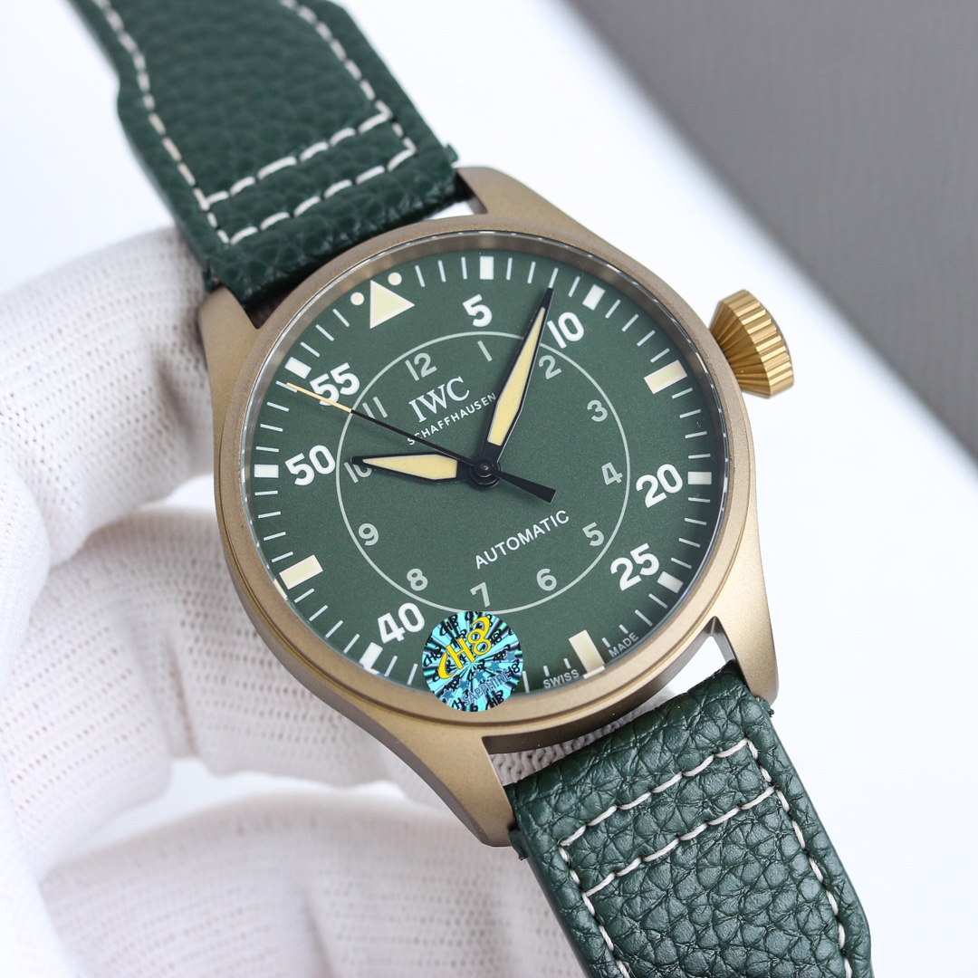 White titanium 1300 Bronze 1400
IWC Grand Pilot collection. The 43mm wild and masculine design exudes an air of dominance. Delicate and gentle craftsmanship, perfect. The two complement each other - the combination of strength and softness, the roar of a 