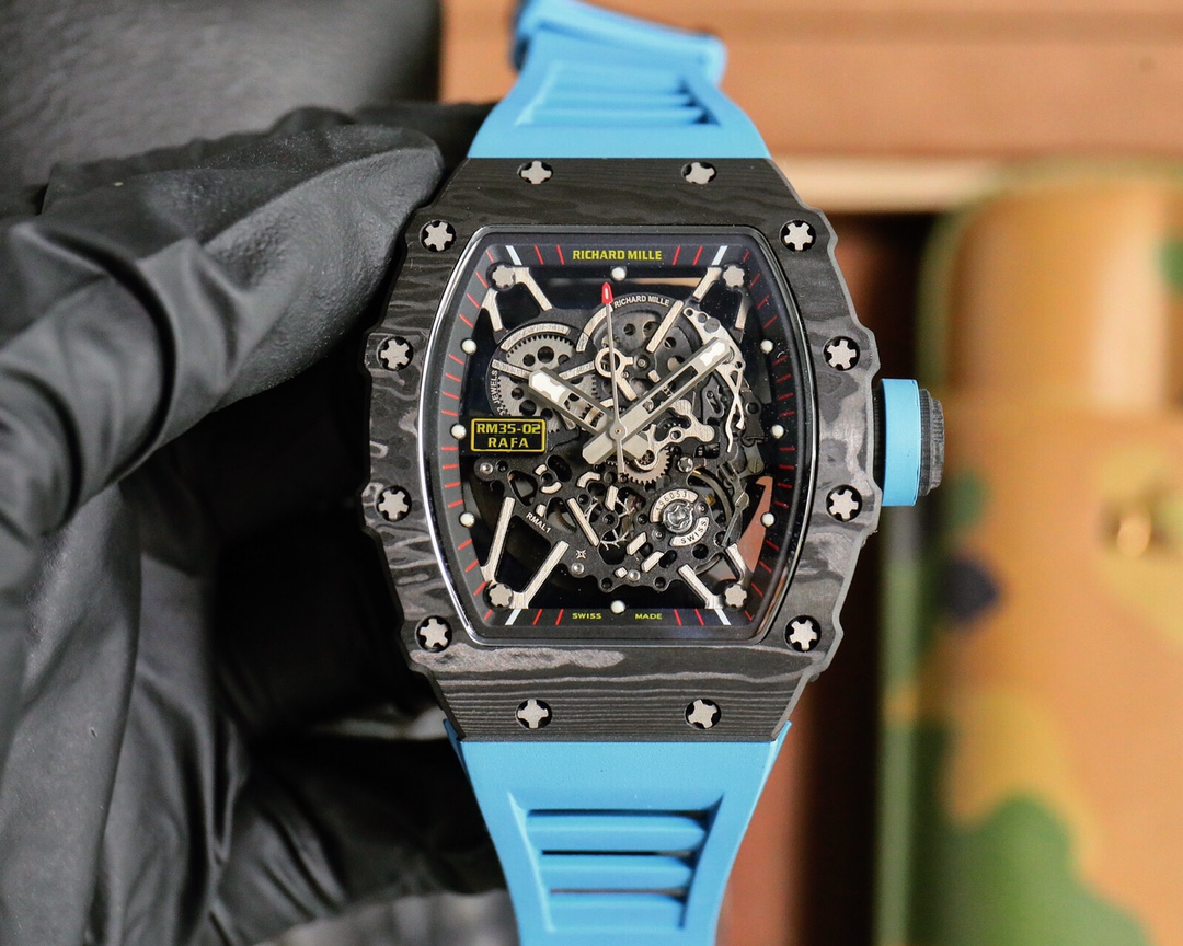 ?? Integrated movement with white gem shock absorber ??
"RICHARD MILLE" RM 35-02

This is the first piece in the collection to feature an automatic movement, and it ingeniously uses all-carbon fiber material to make the entire case.

The case is made of N