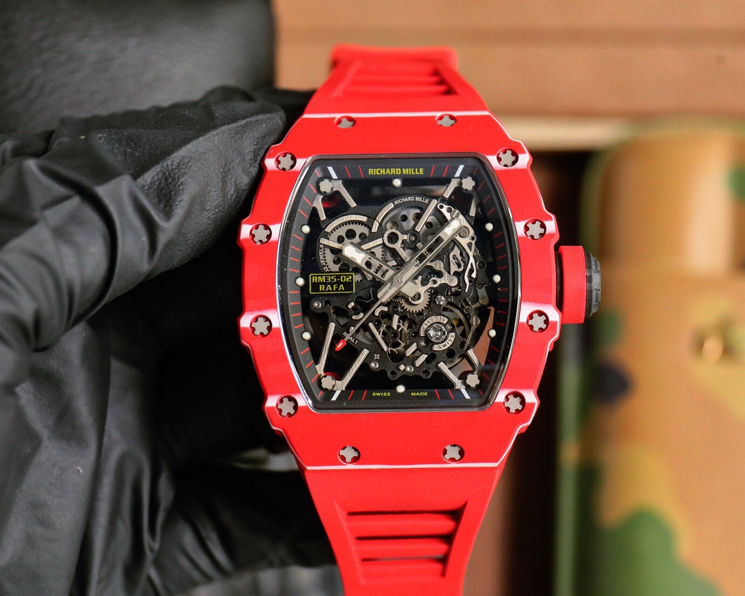 ?? Integrated movement with white gem shock absorber ??
"RICHARD MILLE" RM 35-02

This is the first piece in the collection to feature an automatic movement, and it ingeniously uses all-carbon fiber material to make the entire case.

The case is made of N