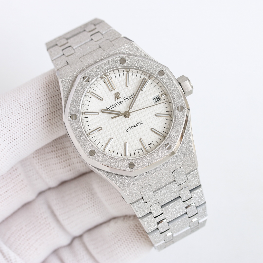 SJ White case 1700 Gold case 1750
New reinterprets AP Royal Oak Frost-gold version ??R28 Women 37 size 15454 Series 3120(frost-gold custom version) Limited quantity, steel strap most important strap with original strap mold for fine brushed texture and no